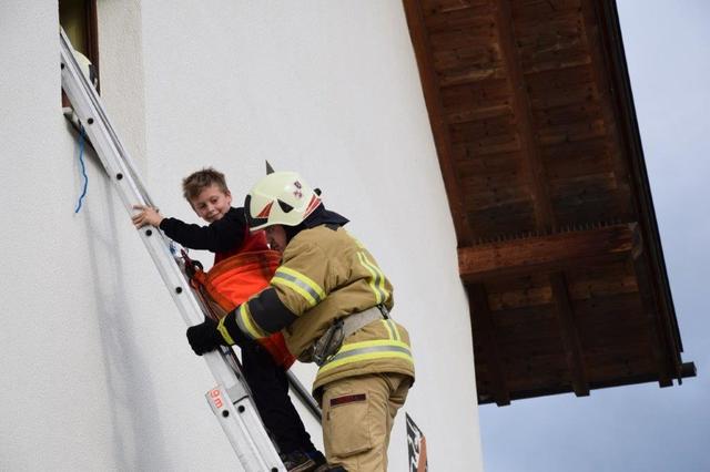 Bergung der Schüler über die Schiebeleiter aus dem 1. OG | Foto: FF Lechaschau