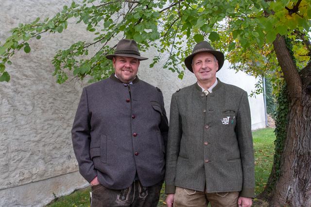 Jäger Gottfried Pinkl und Bezirksjägermeister Johann Schwarz apellieren für besondere Vorsicht in der Dämmerung.