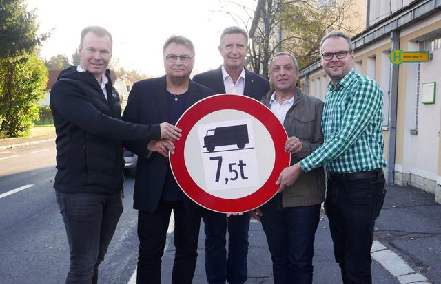 Die Lkw-Sperre begrüßen LAbg. Ewald Schnecker (Mitte) und (von links) die Bürgermeister Fabio Halb (Mühlgraben), Franz Josef Kern (St. Martin an der Raab), Helmut Sampt (Minihof-Liebau) und Reinhard Jud-Mund (Neuhaus am Klausenbach). | Foto: SPÖ