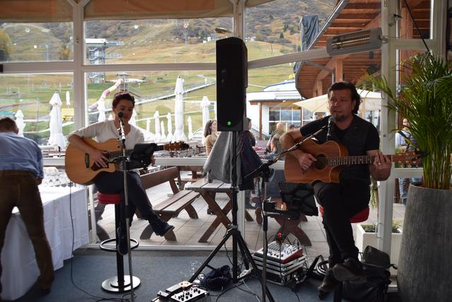 Für eine entspannte Atmosphäre sorgten leichte Gitarrenklänge. | Foto: Siegele
