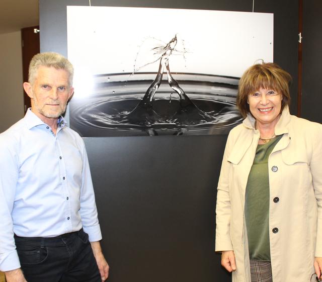 Mit flüssigen und festen Substanzen plant Erich Peer seine Ergebnisse voraus - hier am Foto mit Lisa Jenewein.