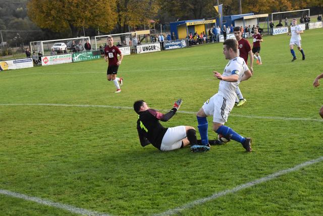 Unterschützen-Keeper Rene Wagner rettete hier gegen Welgersdorf-Kapitän Markus Kamper.