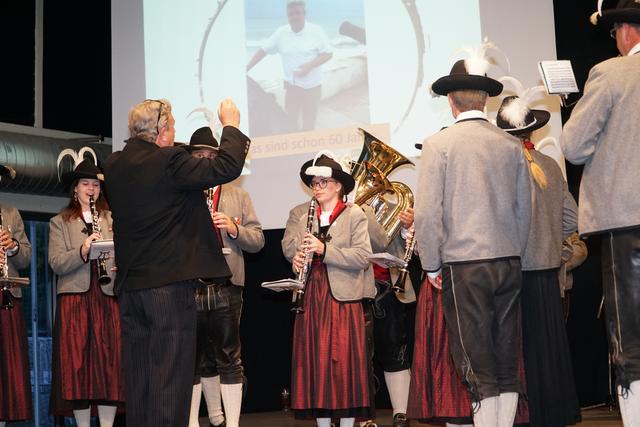 Vinzenz Knapp dirigierte "seine" Musikkapelle professionell. | Foto: Reichel