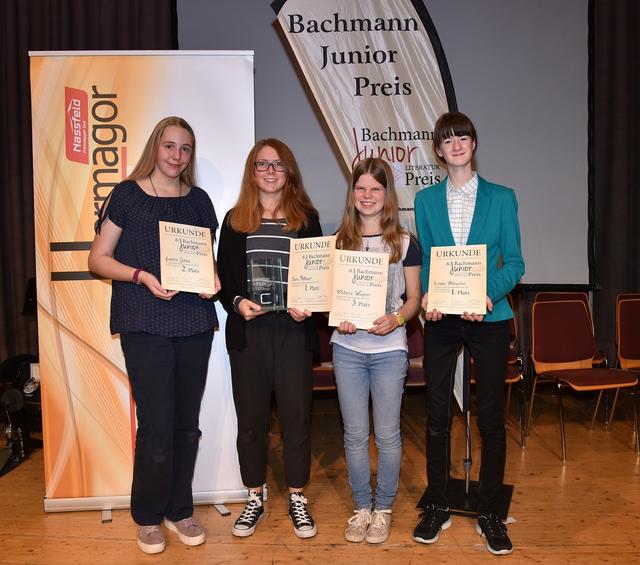 Siegerin Sara Pettauer (2.v.l.) im Kreise ihrer Wettbewerbs-Kolleginnen Leonie Schön (2.Pl.,links), Viktoria Wagner (3.Pl.) und Linda Pittracher (Nachwuchs-Siegerin, ganz rechts)