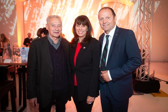 Die Tiroler des Jahres 2018 Martha Schultz wurde vom Tiroler des Jahres 2018 Felix Mitterer (links) und LHStv Josef Geisler in die Mitte genommen. | Foto: Land Tirol/Karlovits