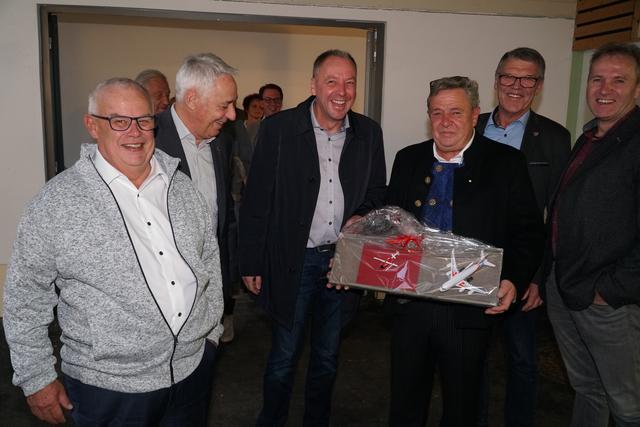 Die Bürgermeister des Plaungsverbandes hatten keine "Flugplatzverlängerung" als Geschenk dabei, es gab einen Alpenrundflug. | Foto: Reichel
