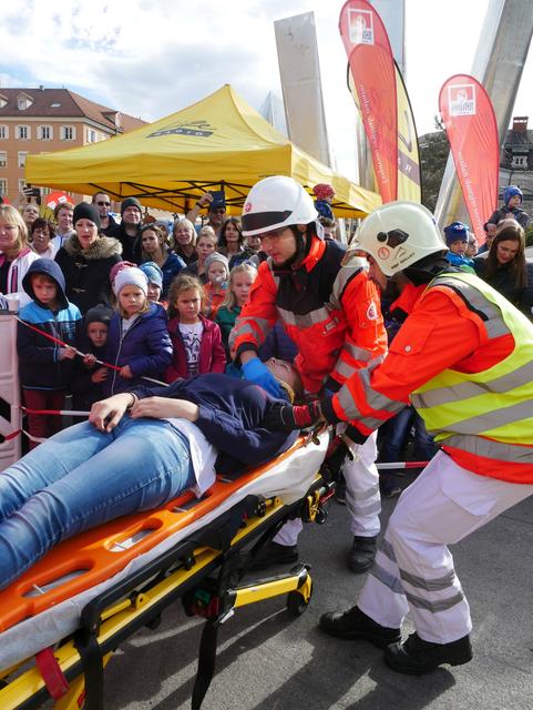 Demonstration eines Rettungseinsatzes unter großem Interesse der Bevölkerung