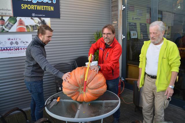 Mit der Säge musste der Anfang zum Zerschneiden des Kürbisses gemacht werden. Das übernahm Chef Kurt Pitzl selbst.