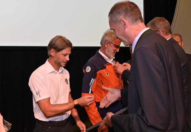 Alpenverein Vizepräsident Wolfgang Schnabl (re.) ehrt Bruno BERLOFFA