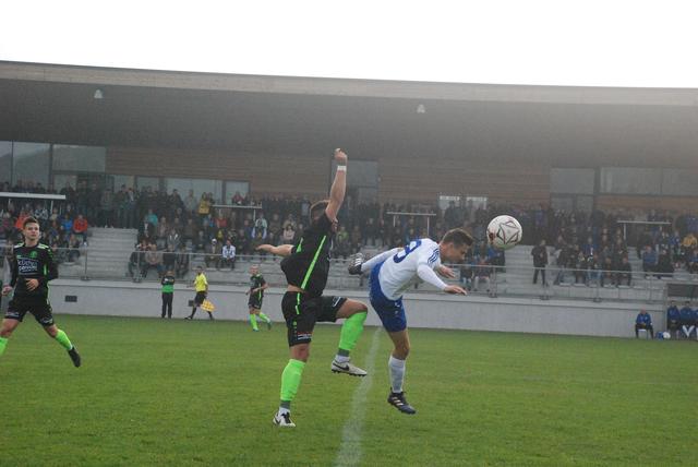 Breitenau entschied das Derby 1:2 (0:0) – 3 Punkte für Breitenau 1:2 ( 0:0) Breitenau hieß der Sieger 1:2 (0:0). Daniel Jäger SV (weiße Dress) köpfelt den Ball vor dem heranstürmenden Marcel Sitter Breitenau.