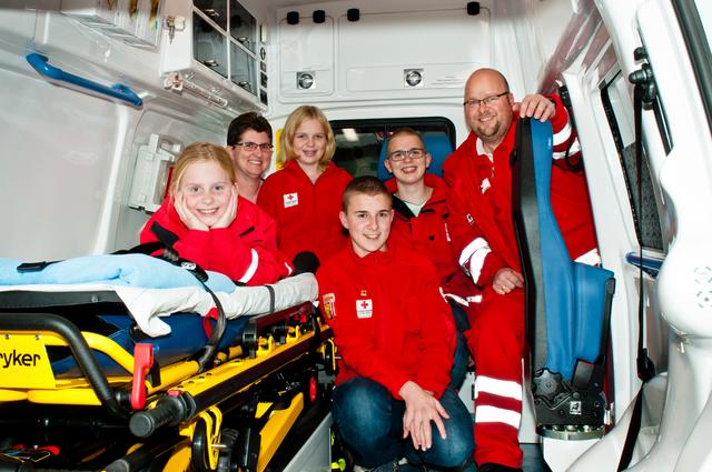 Barbara, Angela, Stefanie, Richard, Florian und Helmut Beyer im Rettungswagen (Das Bild ist zirka drei Jahre alt).