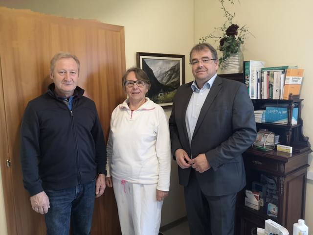 Allgemeinmedizinerin Karin Grün, hier mit Bürgermeister Franz Kazinota (rechts) und Vizebürgermeister Gerald Weber, geht Ende 2019 in Pension. | Foto: Gemeinde Neustift bei Güssing