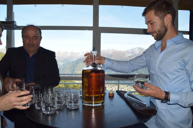 Bei der Verkostung wie in der Brennerei - ein eingespieltes Team. | Foto: Siegele