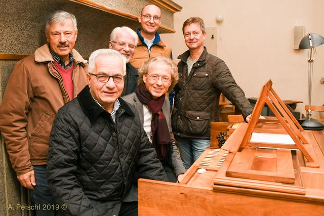 Liedermacher Peter Meissner, Bürgermeister Ferdinand Köck, Ewald Wappel, Robert Lehrbaumer, Dechant P. Adolf Valenta und Vizebürgermeister Jörgen Vöhringer. 
