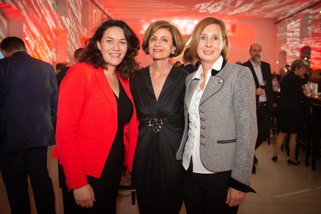LHStv.in Ingrid Felipe (links) und LRin Gabriele Fischer unterhielten sich mit der Vizepräsidentin des Club Tirol Renate Danler. | Foto: Land Tirol/Karlovits