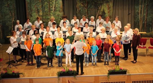 Gemeinsam auf der Bühne: Frauenchor "Stimmbrücke" mit den "Singmadln"