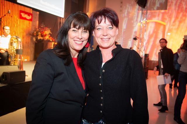 LTPin Sonja Ledl-Rossmann (rechts) und die Tiroler des vergangenen Jahres Martha Schultz bei der Verleihung in der Aula der Wissenschaften in Wien. | Foto: Land Tirol/Karlovits