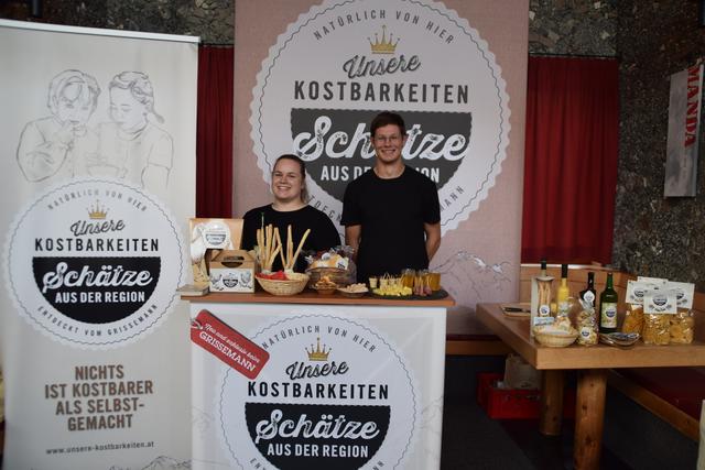 Schätze aus der Region - Produkte von Grissemann auf dem Buffet und nochmal zum genaueren Hinsehen präsentiert. | Foto: Siegele