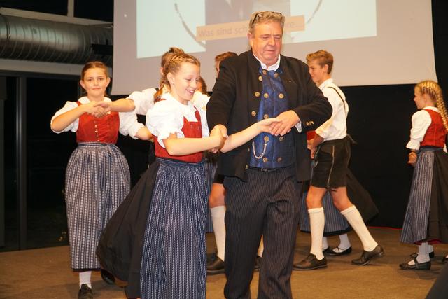 Vinzenz Knapp war Gründungsobmann der Trachtengruppe. Dass er sich auch aufs Tanzen versteht, zeigte er auf der Bühne. | Foto: Reichel