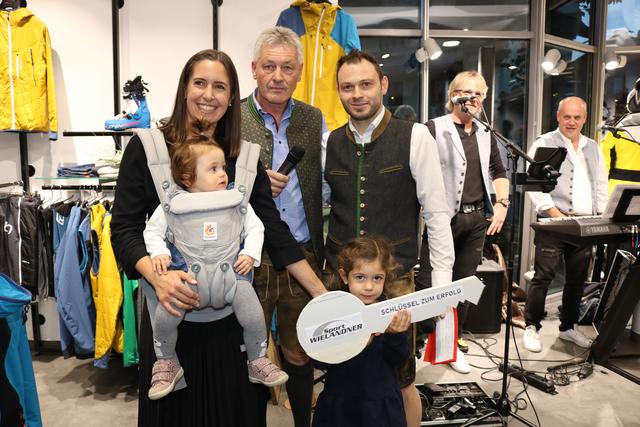 <f>Franz Wielandner</f> (Mi.) übergibt im umgebauten Geschäft den "Schlüssel des Erfolges" an Sohn Thomas mit Familie.