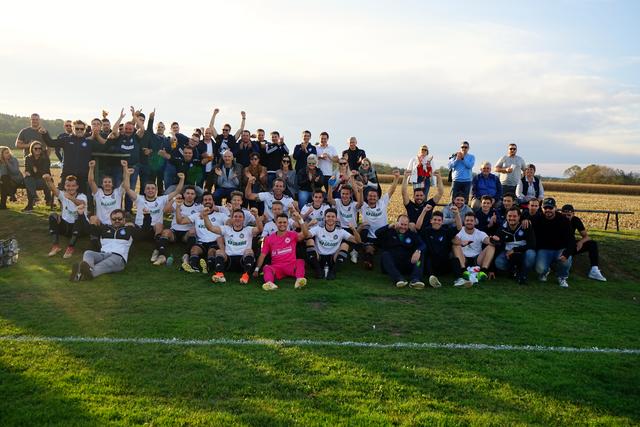 Nach Spielende herrschte großer Jubel bei Mannschaft und Fans des ASV Gemeinde Tobaj. Gemeinsam wurde der Herbstmeistertitel in der 2. Klasse Süd B gefeiert.