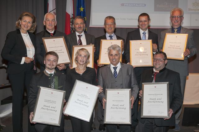 Wirtschaftslandesrätin Patrizia Zoller-Frischauf mit den Geehrten aus dem Bezirk Innsbruck-Land.