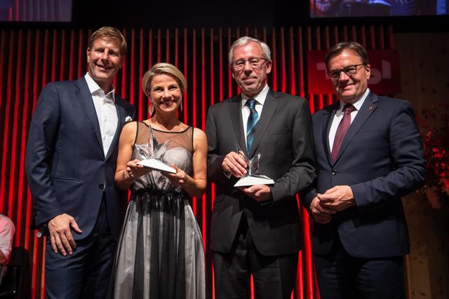 Der Club Tirol-Präsident Julian Hadschieff (links) und LH Günther Platter (rechts) übergaben den Tirolerinnen des Jahres 2019, Kristina Sprenger und Peter Zoller den Rising Star von Swaroski.