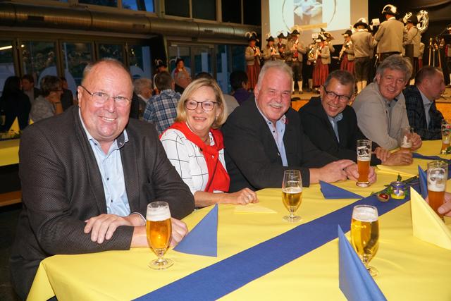 Viele langjährige Wegbegleiter waren in die Hahnenkammhalle gekommen. | Foto: Reichel