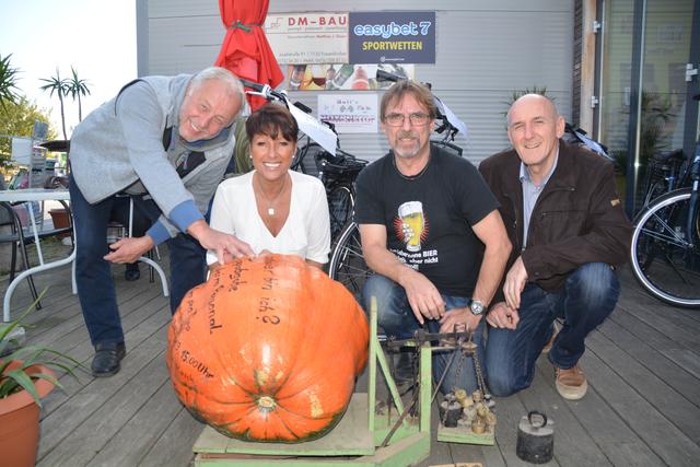 Vize-Bürgermeister Matthias Doser, Nati Pitzl, Kurt Pitzl und Bürgermeister Josef Ziniel mit dem Riesenkürbis.