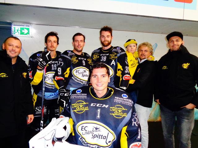 Am Bild hinten von links nach rechts:
Coach Renè Wild, Wolfgang Unterlerchner, Kevin Essmann, Marco Zorec, Präsident Wolfgang Lindner mit Sohn Jeremy, Co-Trainer Florian Orzetek (v.r.n.l)
Und vorne Goalie Renè Zauchner