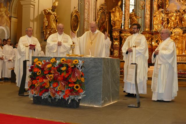 Prälat Gerhard Rechberger, Generalabt Johannes Holzinger, Bischof Alois Schwarz, Propst Bernhard Mayrhofer und der Jubilar Prälat Rupert Kroisleitner (v.l.n.r.) beim Dankgottesdienst