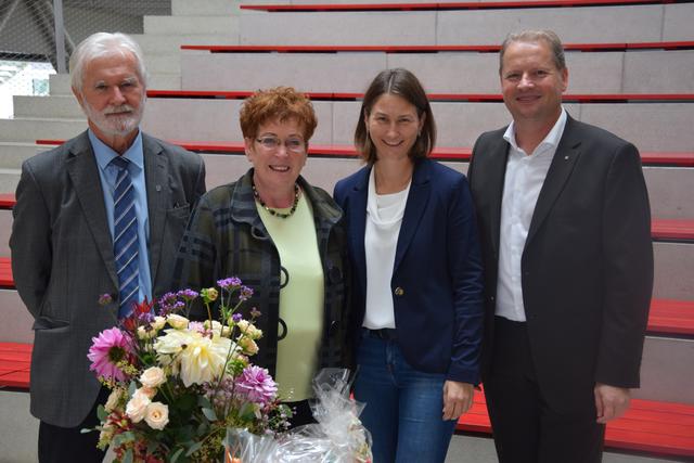 Bürgermeister Franz Allerstorfer, die scheidende Direktorin Brigitte Rechberger, Nachfolgerin Adelheid Grillberger und Elternvereinsobmann Wolfgang Wallner (v. l.)