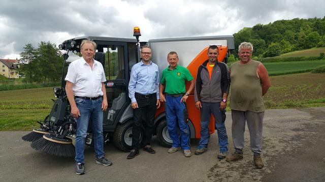Vor dem neuen Fahrzeug: Bauhofleiter Eduard Meitz, Bgm. Reinhard Jud-Mund sowie die Gemeindearbeiter Franz Meitz, Thomas Göbl und Wolfgang Knaus (von links).