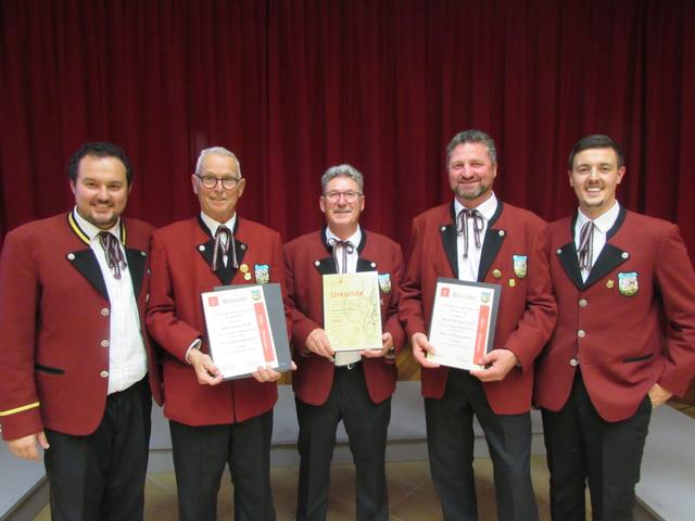Chorleiter Markus Juen (li) und Obmann Lukas Juen (re) gratulierten den langjährigen Sängern Stefan Maaß, Karl Zangerl und Christian Traxl (vo li). Nicht im Bild: Walter Mair.