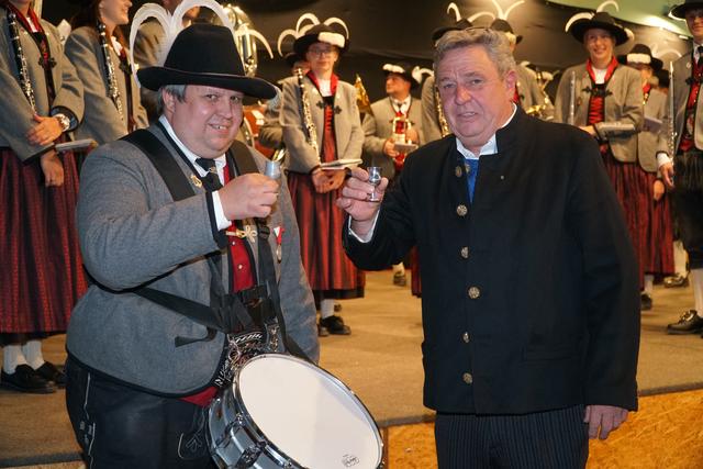 Zum Wohle: MK-Obmann Berhard Priemer stieß mit dem Jubilar an. | Foto: Reichel