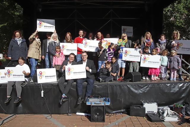 Wallensteinplatz: Zur Eröffnung des "Bildungsgrätzls" feierten Schüler, Eltern und Lehrer mit Stadtrat Jürgen Czernohorszky und Bezirkschef Hannes Derfler (sitzend v.l.) | Foto: PID/Votava Martin
