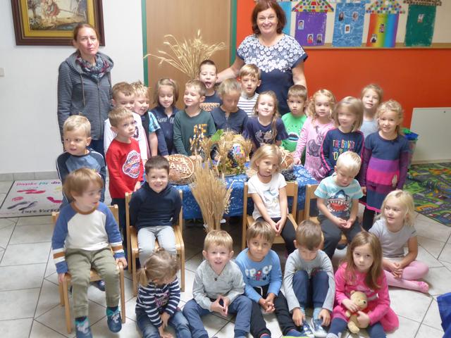 Erntedankfest: die Kinder waren mit Eifer dabei