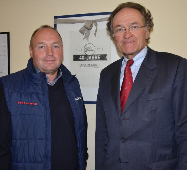 Baustoff-Unternehmer Leonhard Helbich-Poschacher (re.) mit Johann Schaschinger, Geschäftsführer Dachdeckerei & Spenglerei.