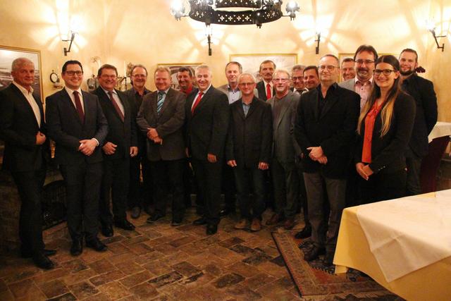 Betriebsrat Heinrich Witura, stv. Werksleiter Günther Gratzl, GF Josef Granner, Ewald Hobiger, Johann Halmenschlager Josef Fuchs, Erwin Korherr, Franz Weissensteiner, Günther Kaineder, Josef Haumer, Franz Halmenschlager, Ernst Pollack, Bernhard Schreiber, Richard Haas, HR Business Partner Stephan Michelbrink, Josef Waili, HR Managerin Melanie Hirschmann, Betriebsrat Rene Schmid.