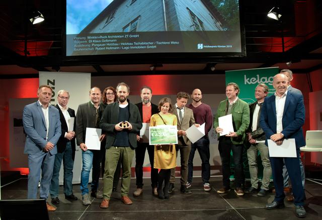 Der Tischlerei Weko wurde für die Mitwirkung bei dem Projekt "Häuser im Wald" der Holzbaupreis verliehen