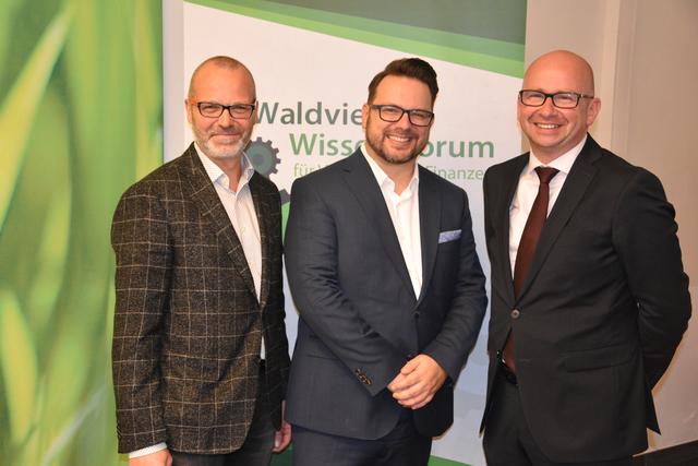 Die Geschäftsführer von WALDVIERTEL CONSULT Franz Stumvoll (l.) und Markus Miko (r.) mit Gastvortragendem Stefan Ferstl.
