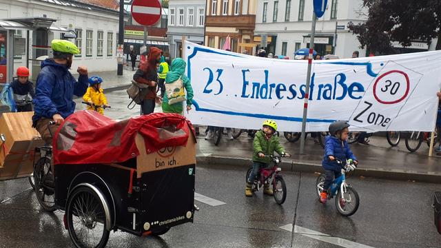 Dutzende Anrainer forderten bei einer Rad-Demo eine verkehrsberuhigte Endresstaße.
