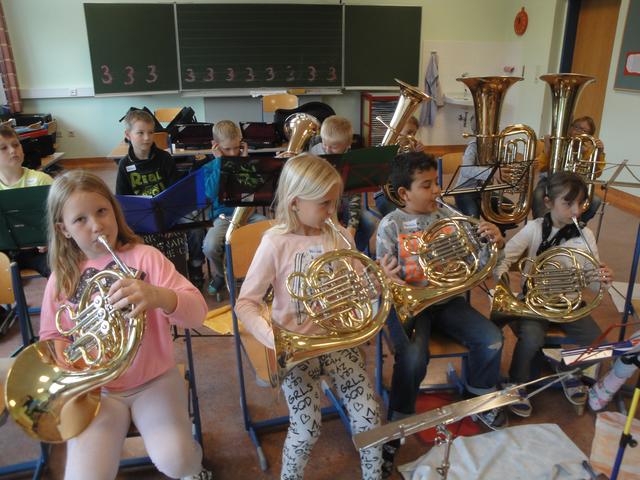 Bläserklasse bedeutet, dass jedes Kind der 3. Klasse die Möglichkeit bekommt, ein Blasinstrument zu lernen.