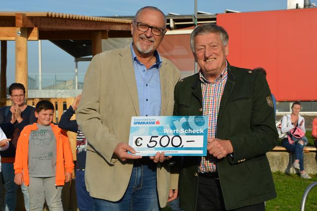 Für neue Spielsachen überreichte Ludwig Tölly einen Scheck im Wert von 500 Euro.