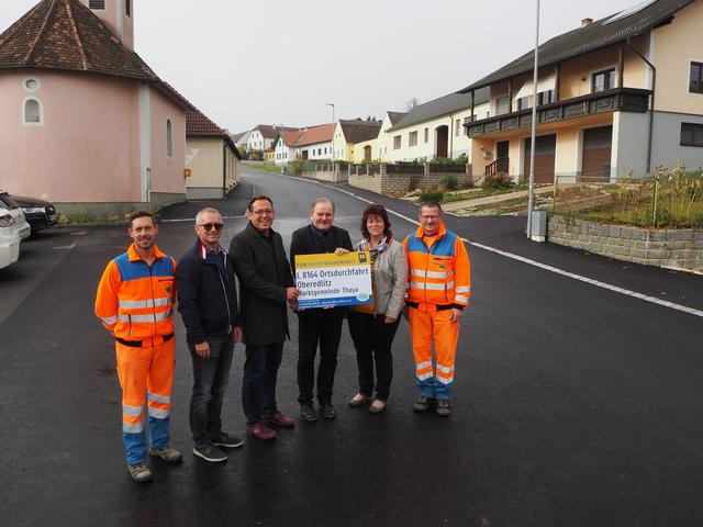 Gregor Holzinger (Straßenmeisterei Dobersberg), Norbert Pölzl (Leiter der Straßenmeisterei Dobersberg), DI Daniel Leitl (Leiter-Stv. der Straßenbauabteilung Waidhofen/Thaya), Bundesrat Eduard Köck (Bgm. von Thaya), Sonja Kloiber (Ortsvorsteherin), Werner Liebhart (Straßenmeisterei Dobersberg).