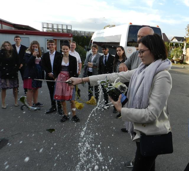 Öffnen einer Sektflasche mit dem Säbel in der Sektkellerei Szigeti im Burgenland