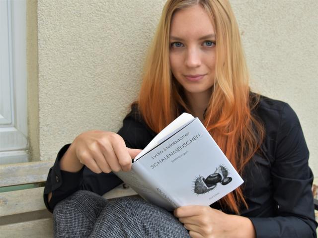 Lydia Steinbacher mit ihrem neuen Buch "Schalenmenschen"