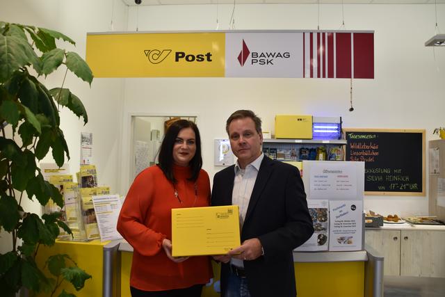 Landesrätin Astrid Eisenkopf und Vizebürgermeister Gerhard Frasz (beide SPÖ) beim Postpartner, dem Dorfladen Wirth in Steinbrunn.