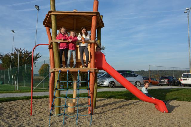 Große Freude haben die Kinder mit ihrem neuen Kletterturm samt Rutsche, der einen tollen Überblick über den gesamten Spielplatz bietet.