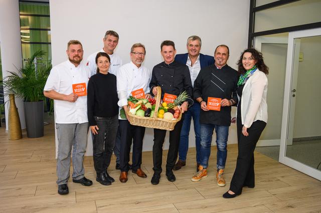 Landeshauptmann-Stellvertreterin Ingrid Felipe und Umweltstadträtin Uschi Schwarzl zusammen mit ISD-Geschäftsführer Hubert Innerebner und den Küchenleitern der Wohnheime Pradl, Reichenau, Hötting, Saggen und Lohbach